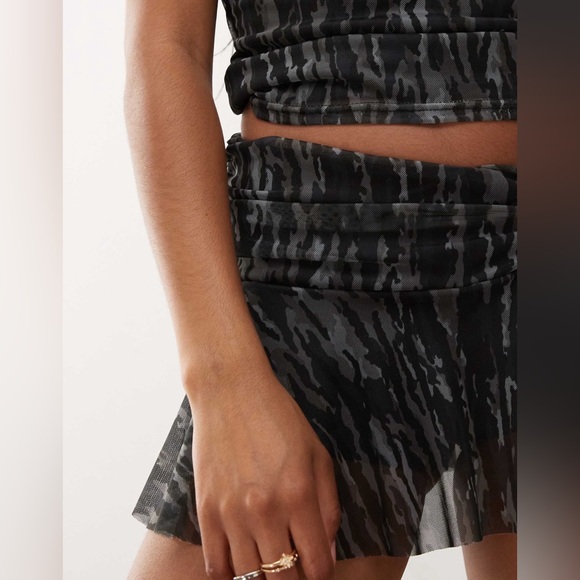 COLLUSION flippy micro mini skirt/skort in camo - Picture 2 of 9